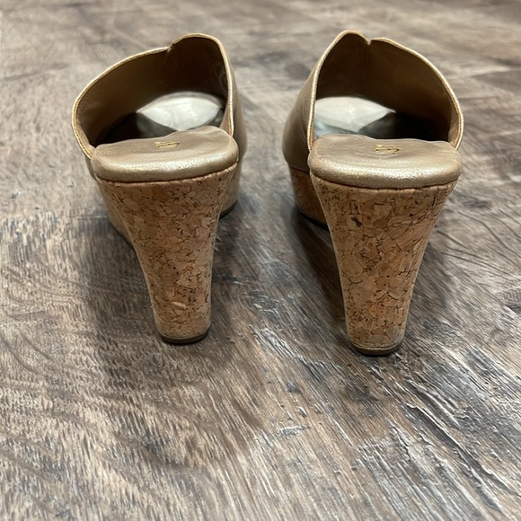 Ugg womens open toe wedges, Size 8, beautiful metallic gold - Picture 4 of 5